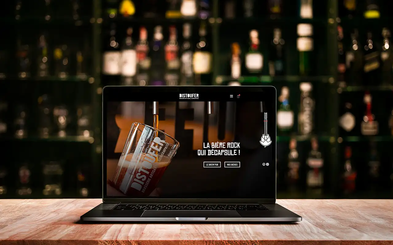 Visage déformé refleté sur le bec de la tireuse à bière de la Brasserie Distoufer à Guingamp